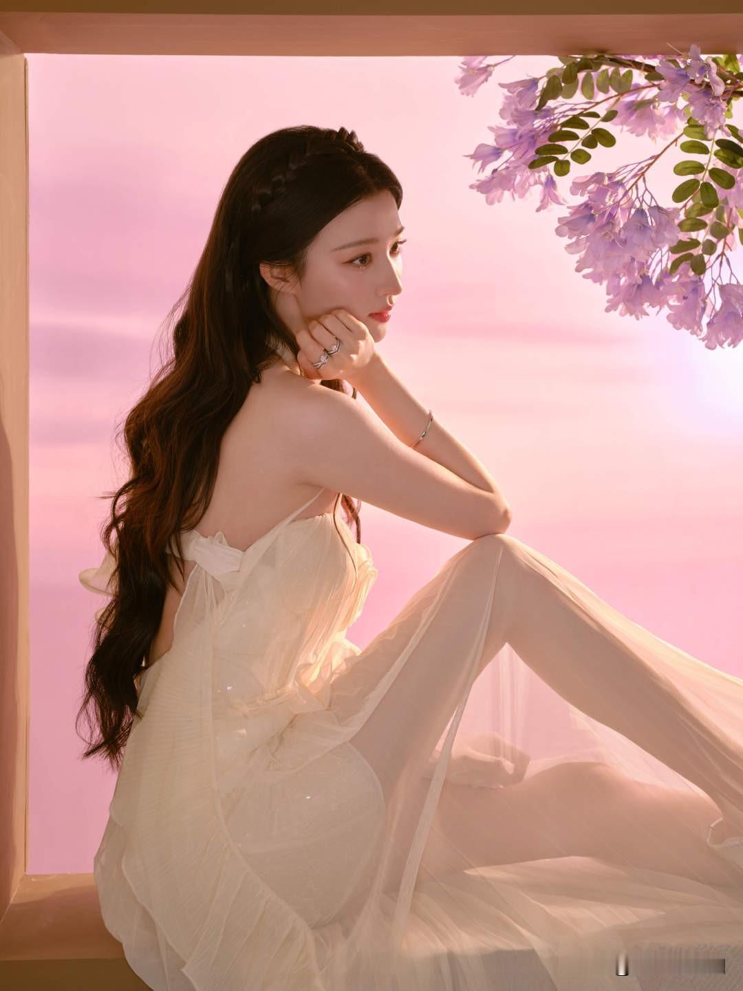 梦幻粉紫色背景下的优雅女神，静谧而美丽。