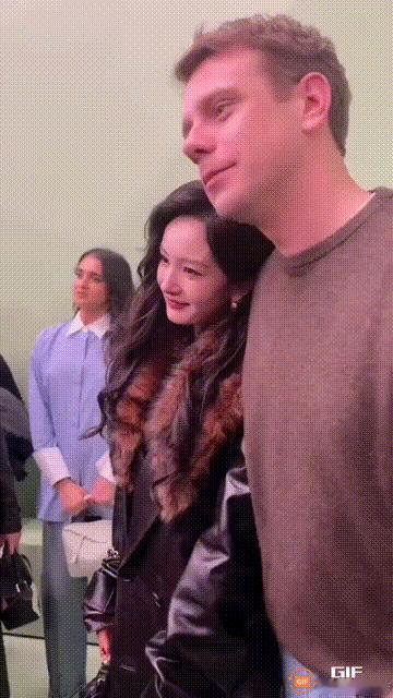 杨幂在巴黎时装周上的表现:依偎在外国猛男身旁，头搭在肩膀上，合影完成，还不忘向猛