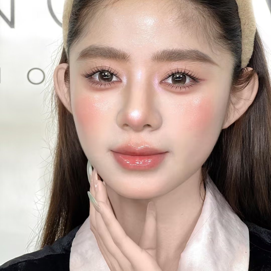 蜜桃水光幼态妆，兔耳甜妹软乎乎氛围感软萌感拉满的蜜桃水光妆谁能拒绝，粉调腮红大面