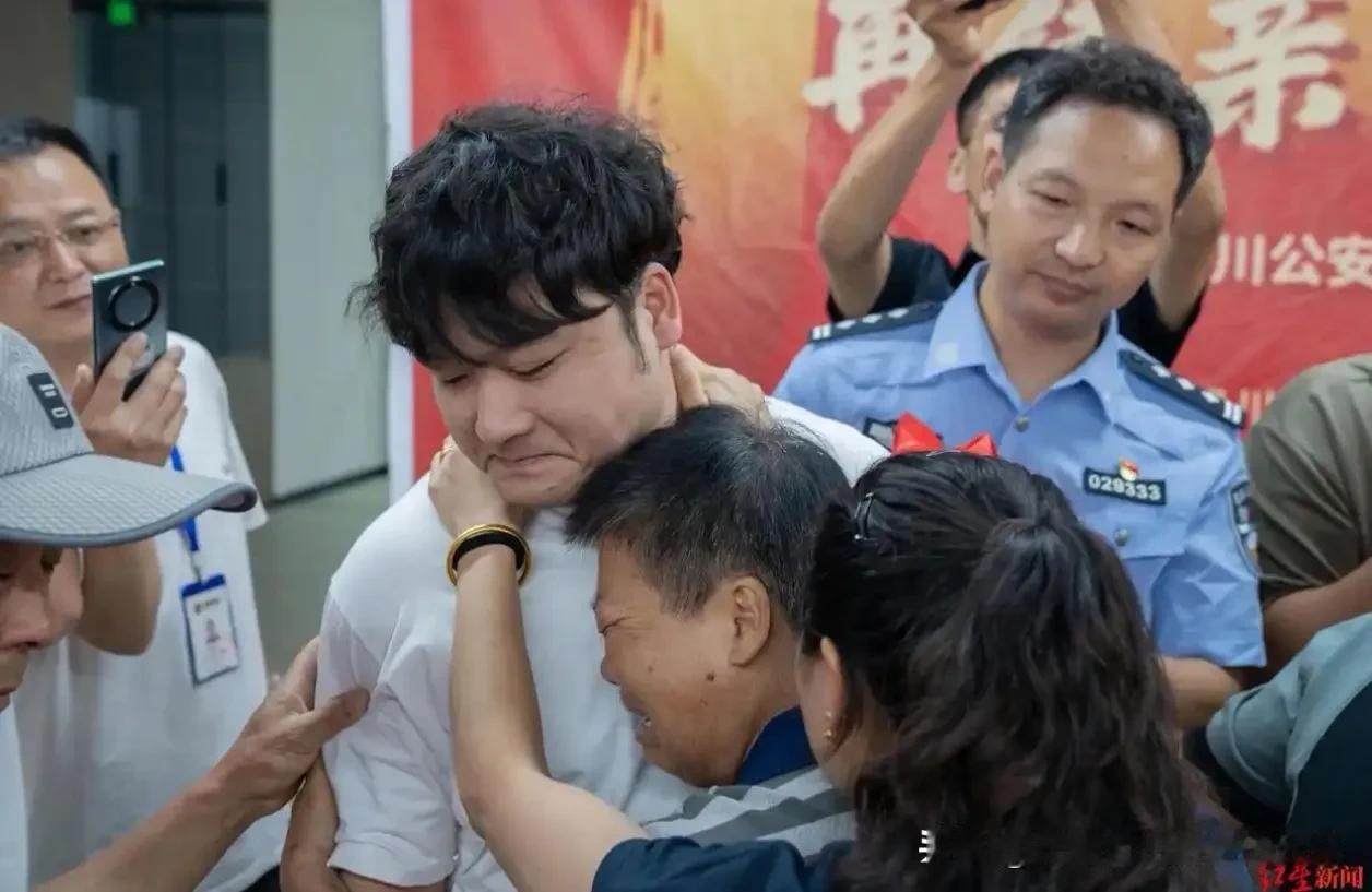 32年前一颗糖骗走儿子！母亲哭瞎左眼，7月24日重逢时一句话全网破防

“对不起