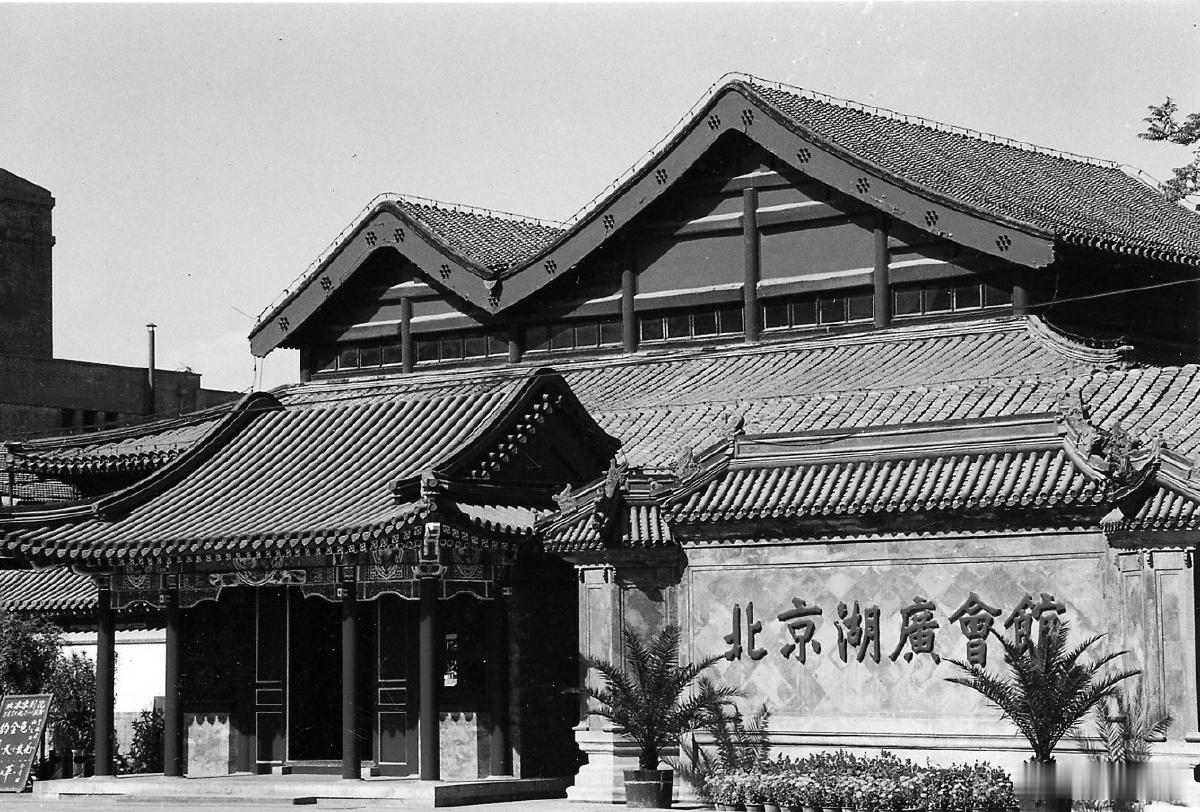 1911年由同盟會領導的辛亥革命成功後，次年1月1日於南京成立中華民國臨時政府，