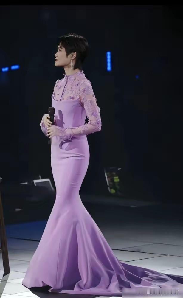 李宇春真的越来越女人，这身材太欧美了，看起来除了短发，身材真的特别好。
李宇春年