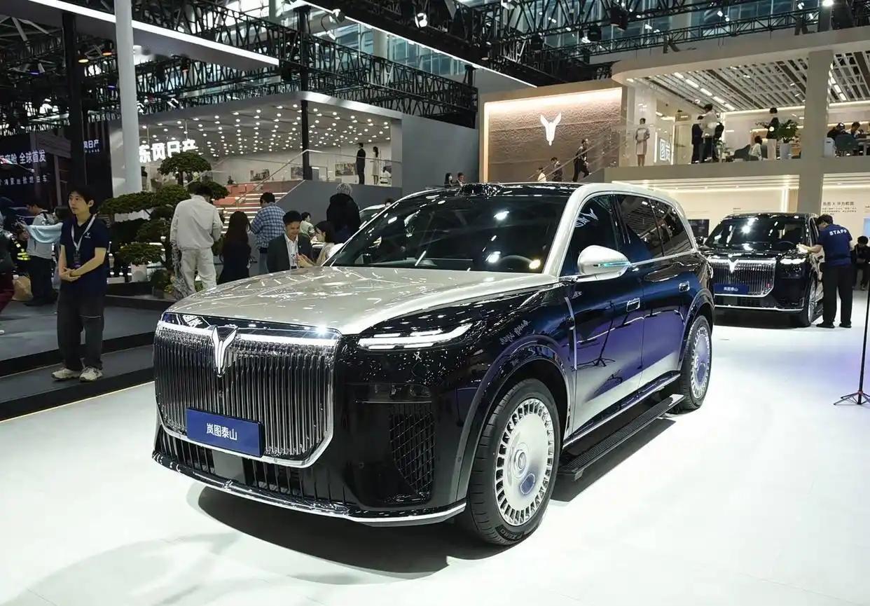 再来看车身侧面部分，岚图泰山的侧面轮廓采用“游艇式”设计，车顶线条从B柱开始缓缓