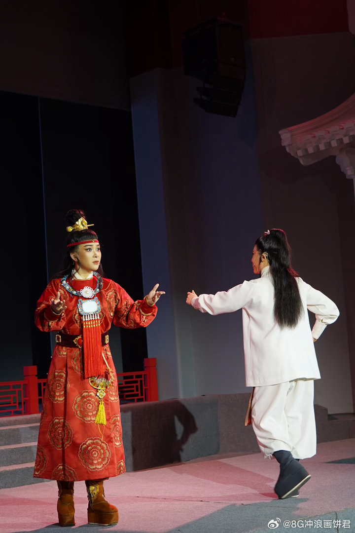 梦回大观园 珠钗轻摇，罗衣翩跹。传统文化的美，不在远方，就在这一回眸、一转身之间