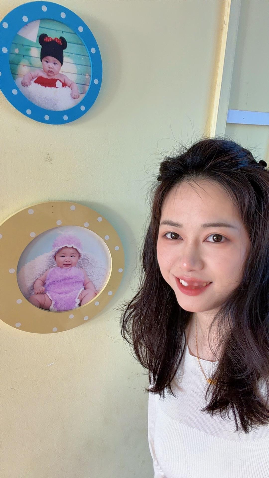 基因真的好神奇啊！三个娃小时候还是很像的，猜猜蓝色相框是老大还是老二？