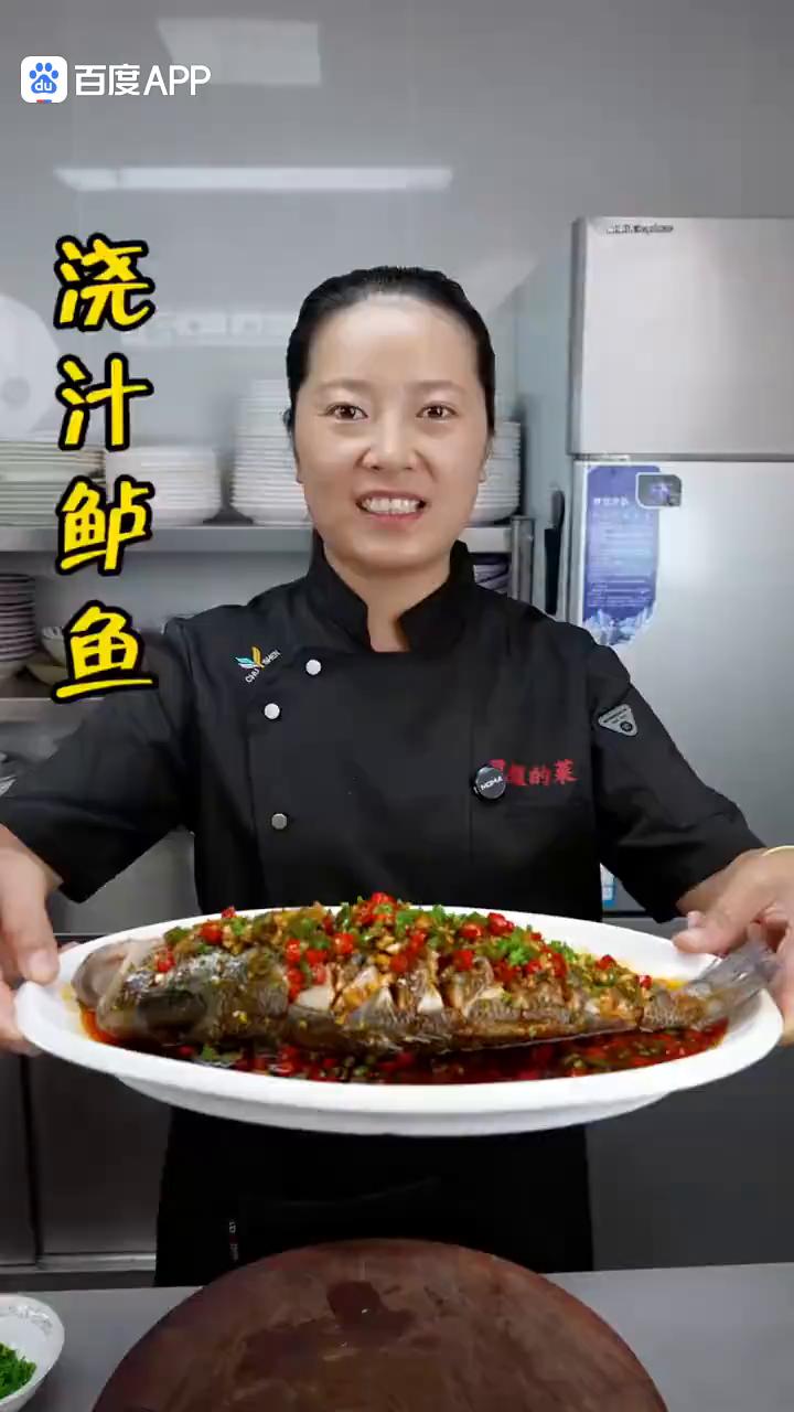 把鲈鱼放进滚烫的开水里面煮一煮，出锅是10个人、有9个人没有见过的鲈鱼新吃法，鲜