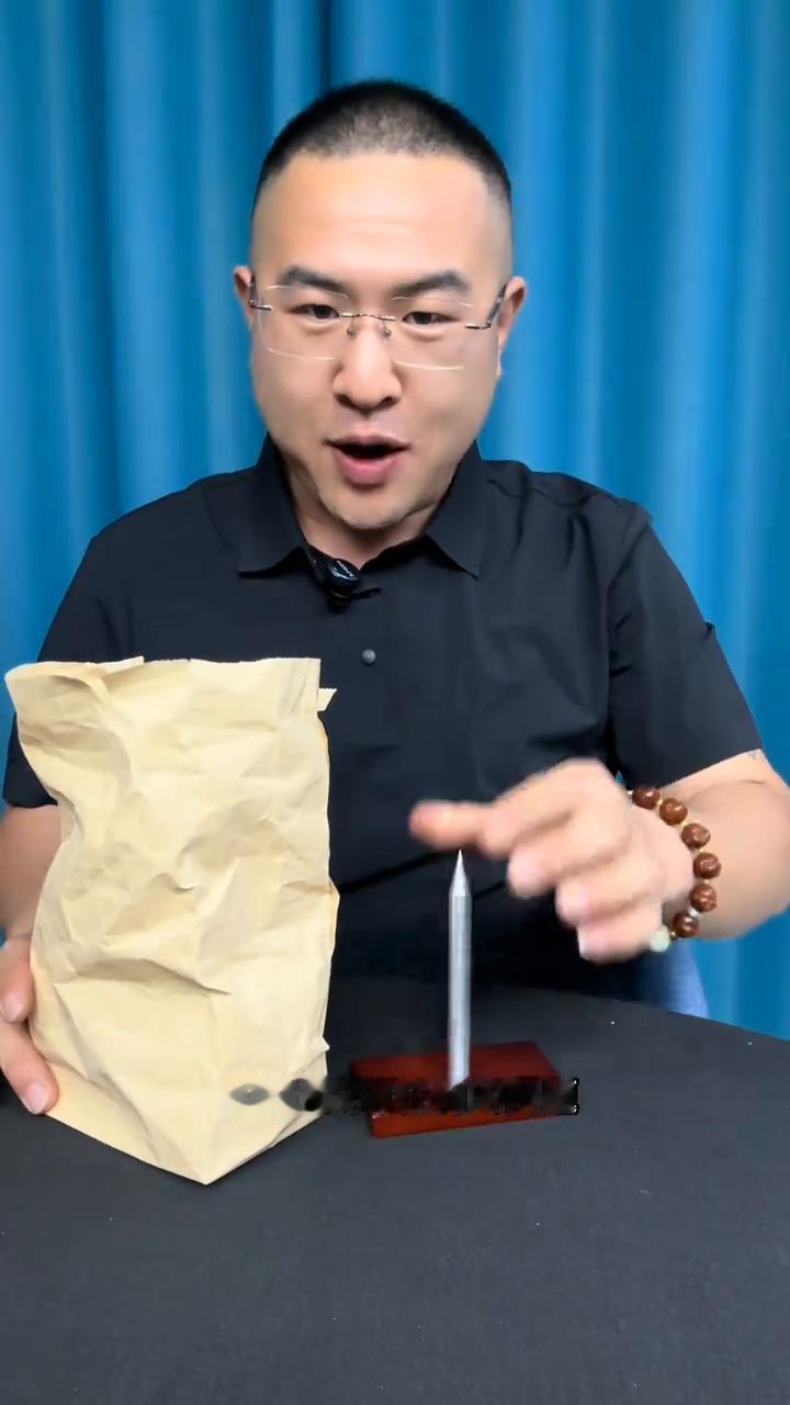 魔术大揭秘。
魔术都是假的。
·这里有一个钢钉非常的锋利，这里还有一个木板。接下