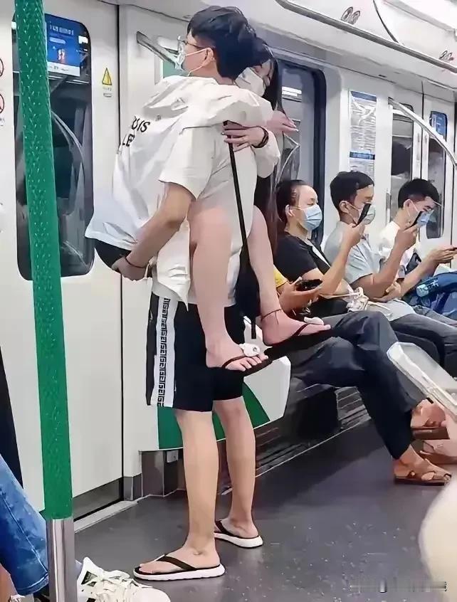 遇到这种巨婴女朋友，这个男人到底是幸运还是不幸运呢？
估计这个女人也是个四肢不勤