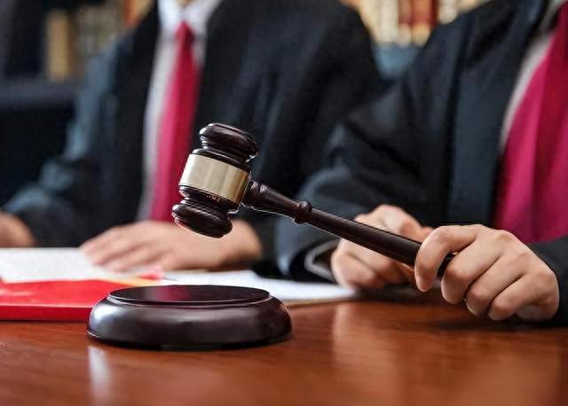 自愿签字就算数？病危老人被抬着过户,220万房产被中介70万贱卖！