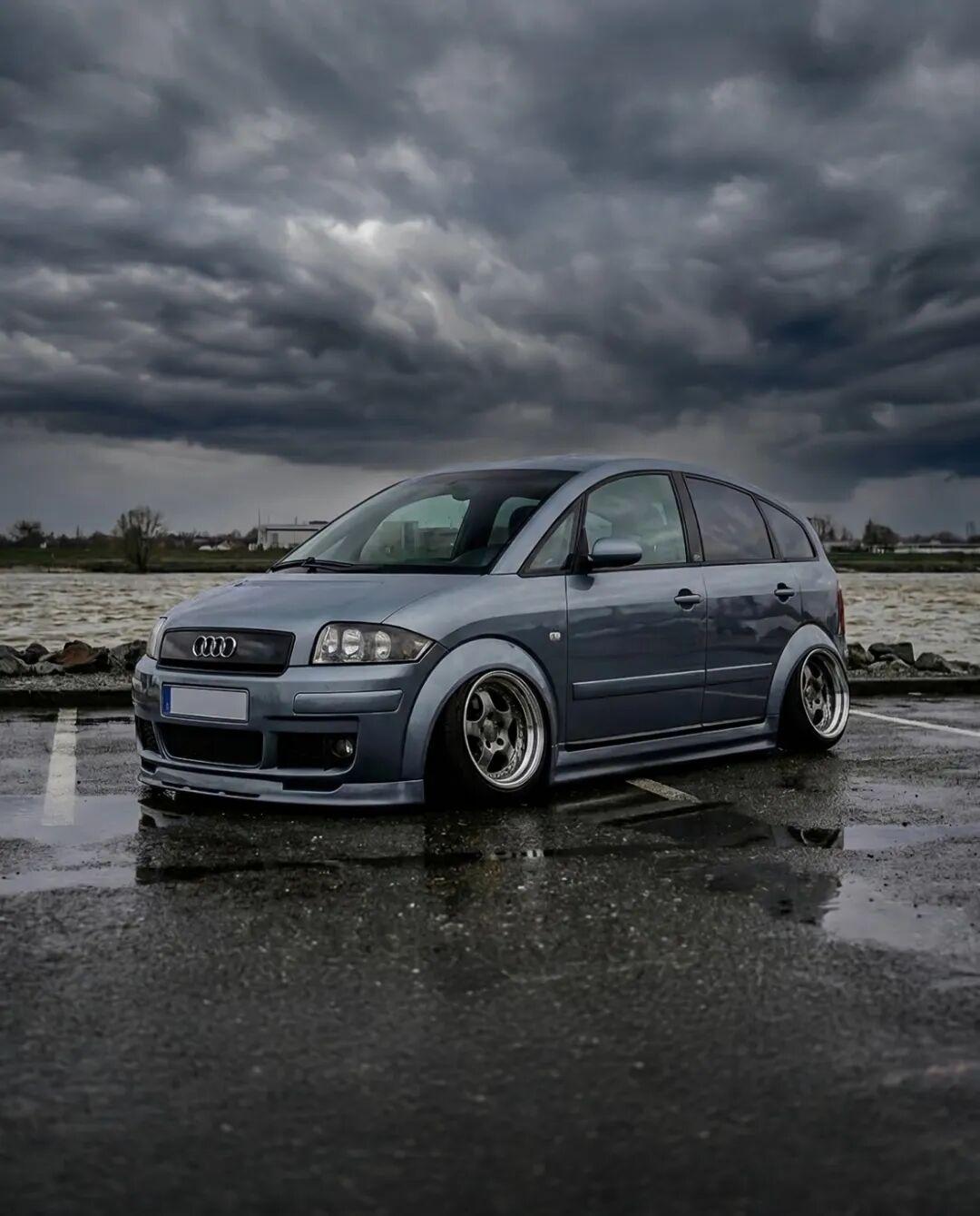 奥迪于1999年曾发布一款跨界休旅车A2，定位紧凑MPV，首度采用全铝车身技术，