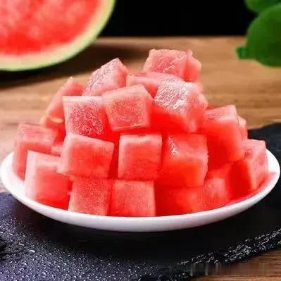【西瓜那么甜，糖尿病不能吃？掌握这3点，让你安心“吃瓜”】
 
夏日炎炎，正是吃