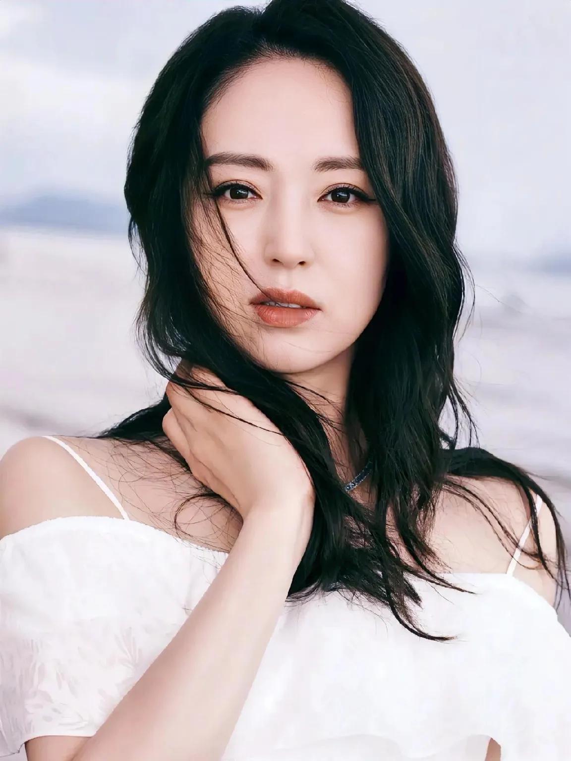 现在全网就一个声音——
董璇，快跑！
网友已经帮她把离婚协议书打印好，就差她签字