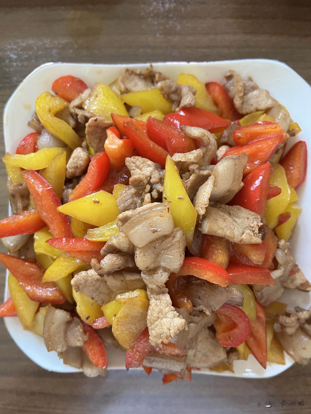 好友们晚上好！周末愉快，秋安吉祥！今天的晚餐：
彩椒炒肉片
素炒莴笋
红薯
玉米