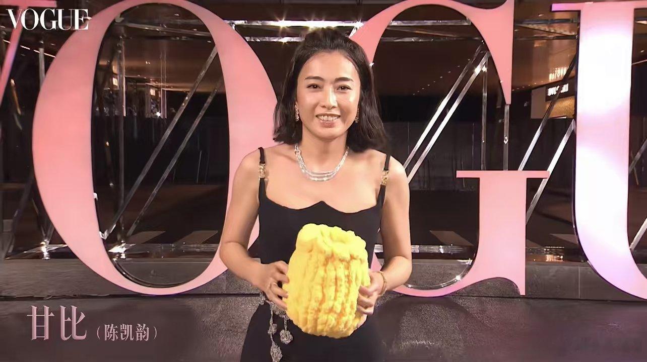 #甘比送针织烧卖给何猷君# 甘比送针织烧卖给何猷君，手好巧啊！#甘比拿烧卖走秀#