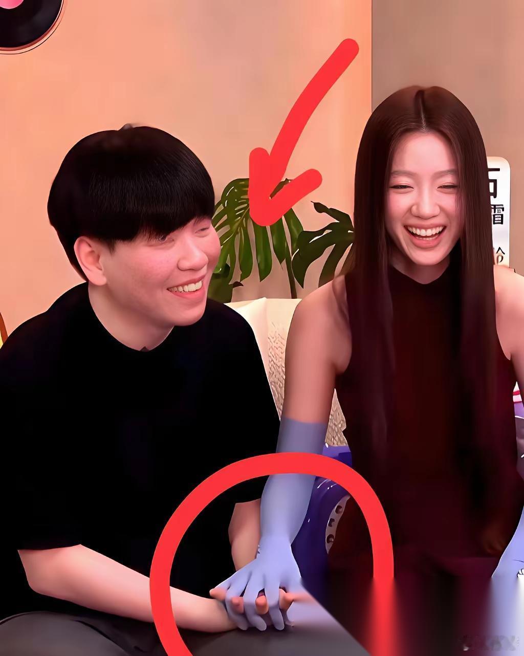 单依纯与常石磊这对搭档，现在几乎是深度绑定的状态，音乐上的互相成全明眼人都能看见