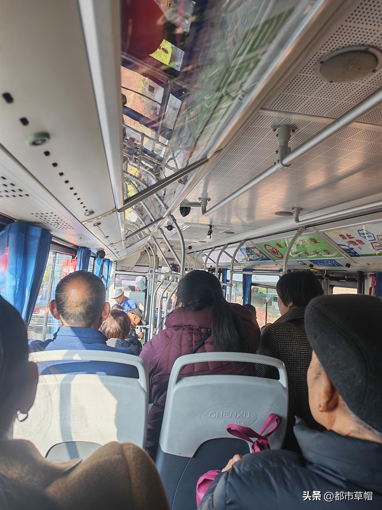 乘车去富阳万市，是专线。富阳作为杭州市的一个新区，市郊面积还是很广阔的。因为专线