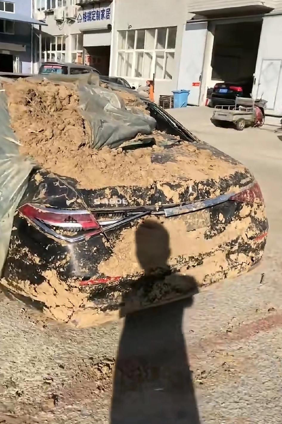 奔驰下葬：是“孝心”爆棚，还是有钱任性呢？

近日，辽宁辽阳弓长岭区发生的一起“