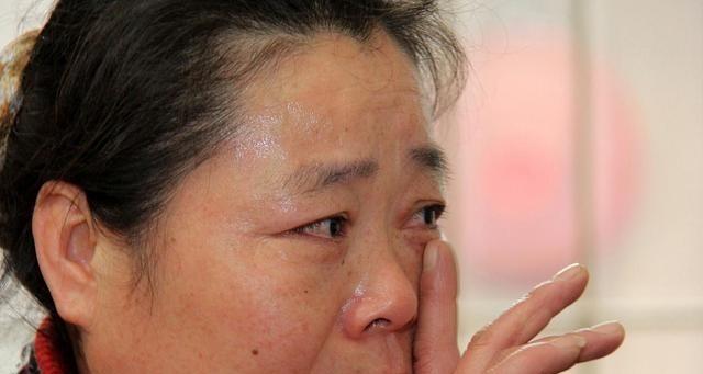 带孙子还倒贴钱，却换不来儿媳一句好话，这日子真没法过了。

每天六点起做早饭、接