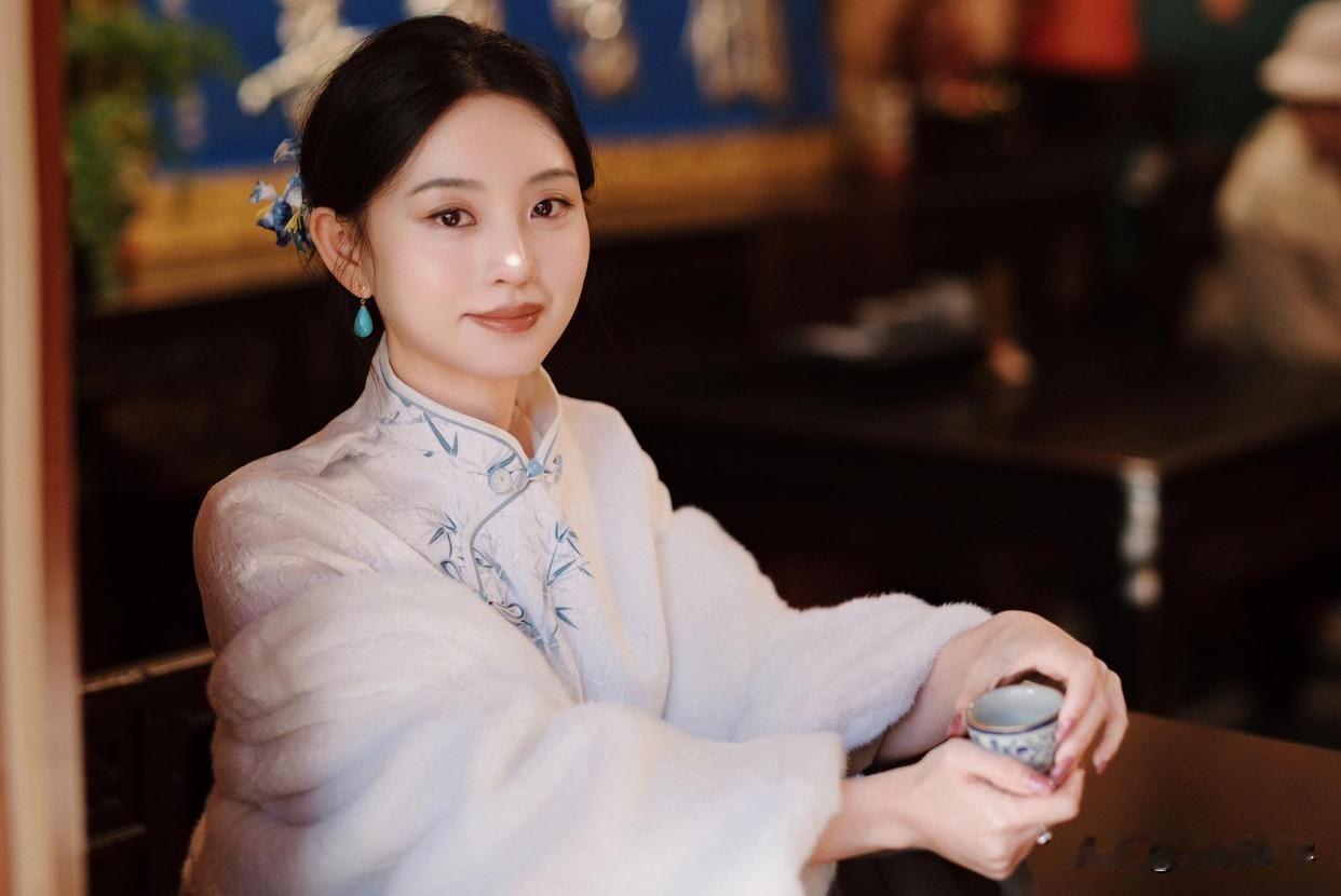 茶香满溢，古韵悠长，这八个字简直把喝茶的意境拉满。
周末午后，我喜欢沏上一壶龙井