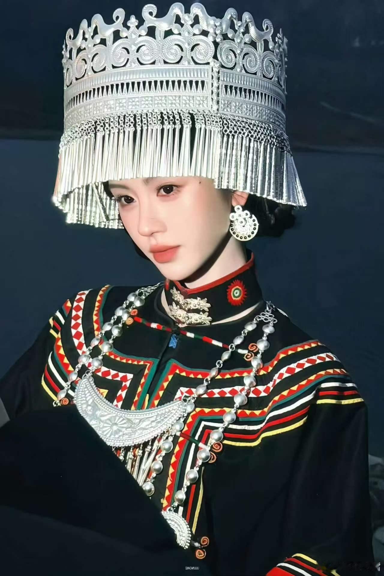 鞠婧祎粉丝车上写字让王一栩回应网传粉丝借车身写字，督促王一栩回应相关事情为啥不让