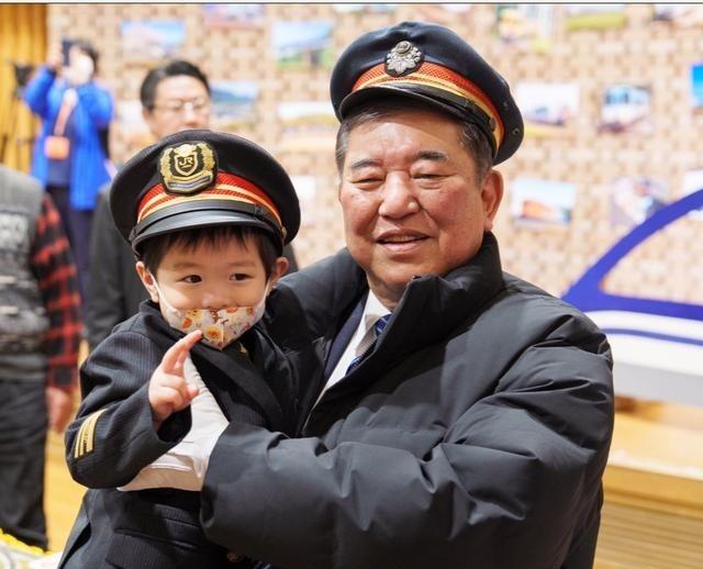 石破茂拉票的方式比较特殊，他把自己扮成“铁路警察”，吸引了许多民众的支持。2月7