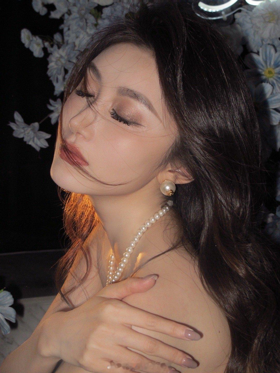 我与旧事归于尽，来年依旧迎花开。 