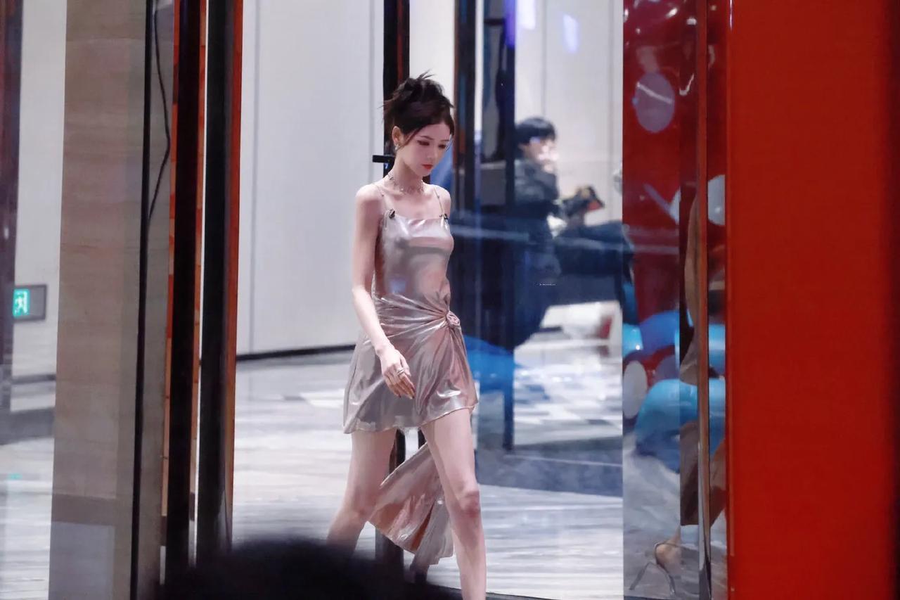 张予曦浪姐金属感吊带短裙造型上班路透，好漂酿的仙女！