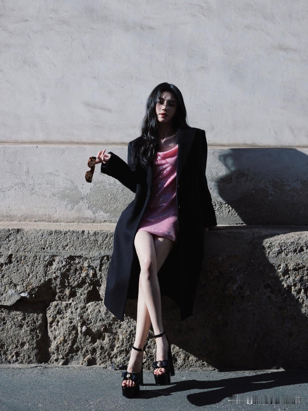 我最中意鞠婧祎的T恤配牛仔半裙穿搭。就像她现身上海机场那次，上身穿红色短袖T恤，