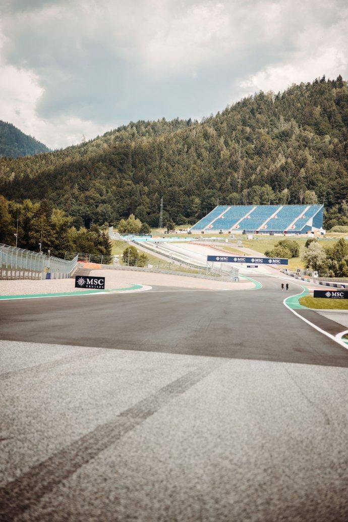 你知道WSBK最疯狂的赛季是那一年吗？
1991年WSBK第五站施蒂里亚山路赛道