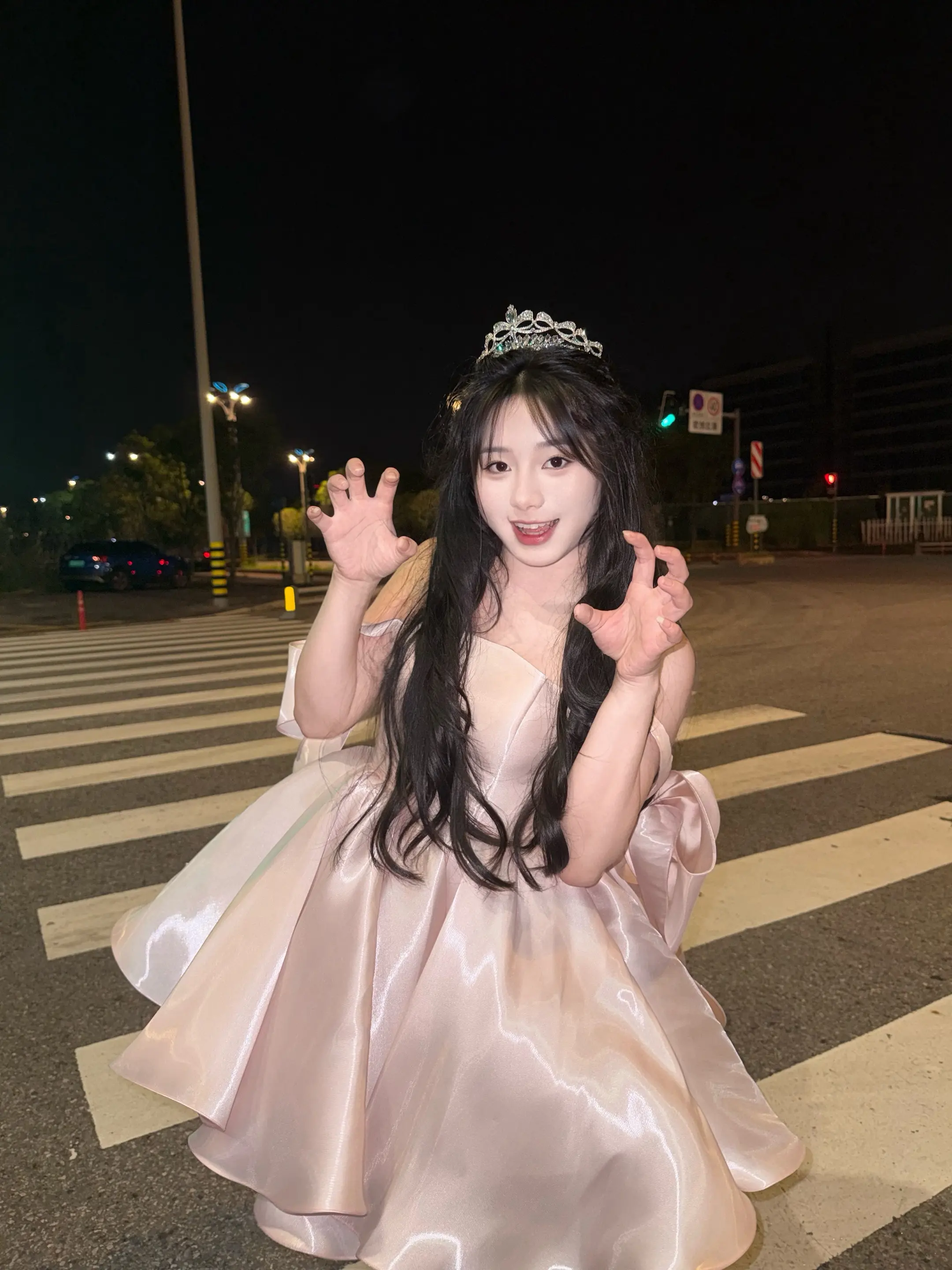 是在逃公主出行！🌟。夜晚马路公主写真✨ 📸拍摄：美颜相机 CCD专...