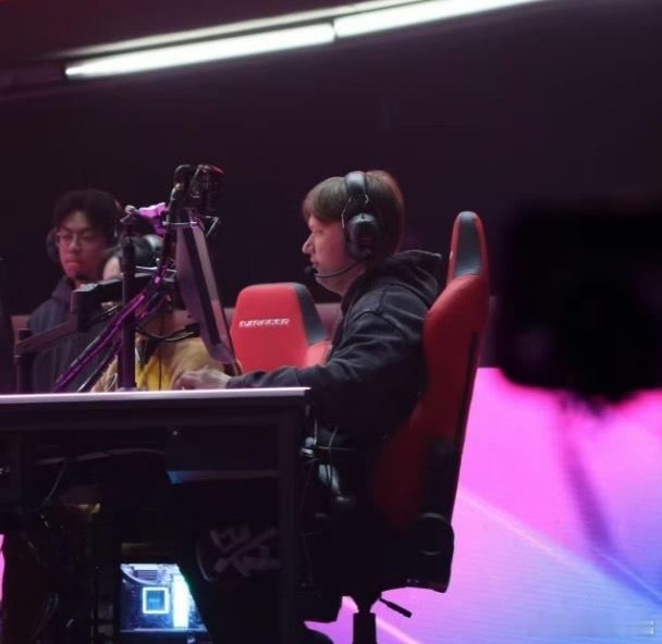 s1mple来中国的首个线下赛  DANK1NG对位s1mple 嘴角比 ak 