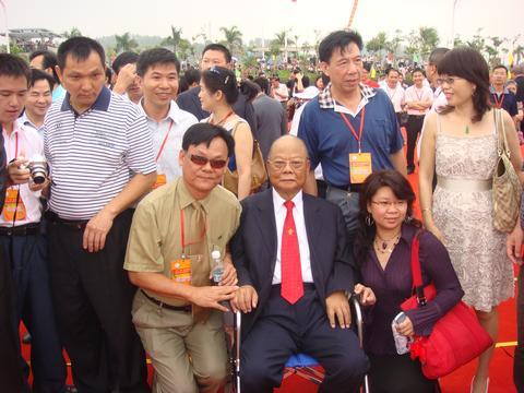 梅江两岸风光正好，各路商界精英汇聚一堂！第七届世界客商大会在梅州正式拉开帷幕，来