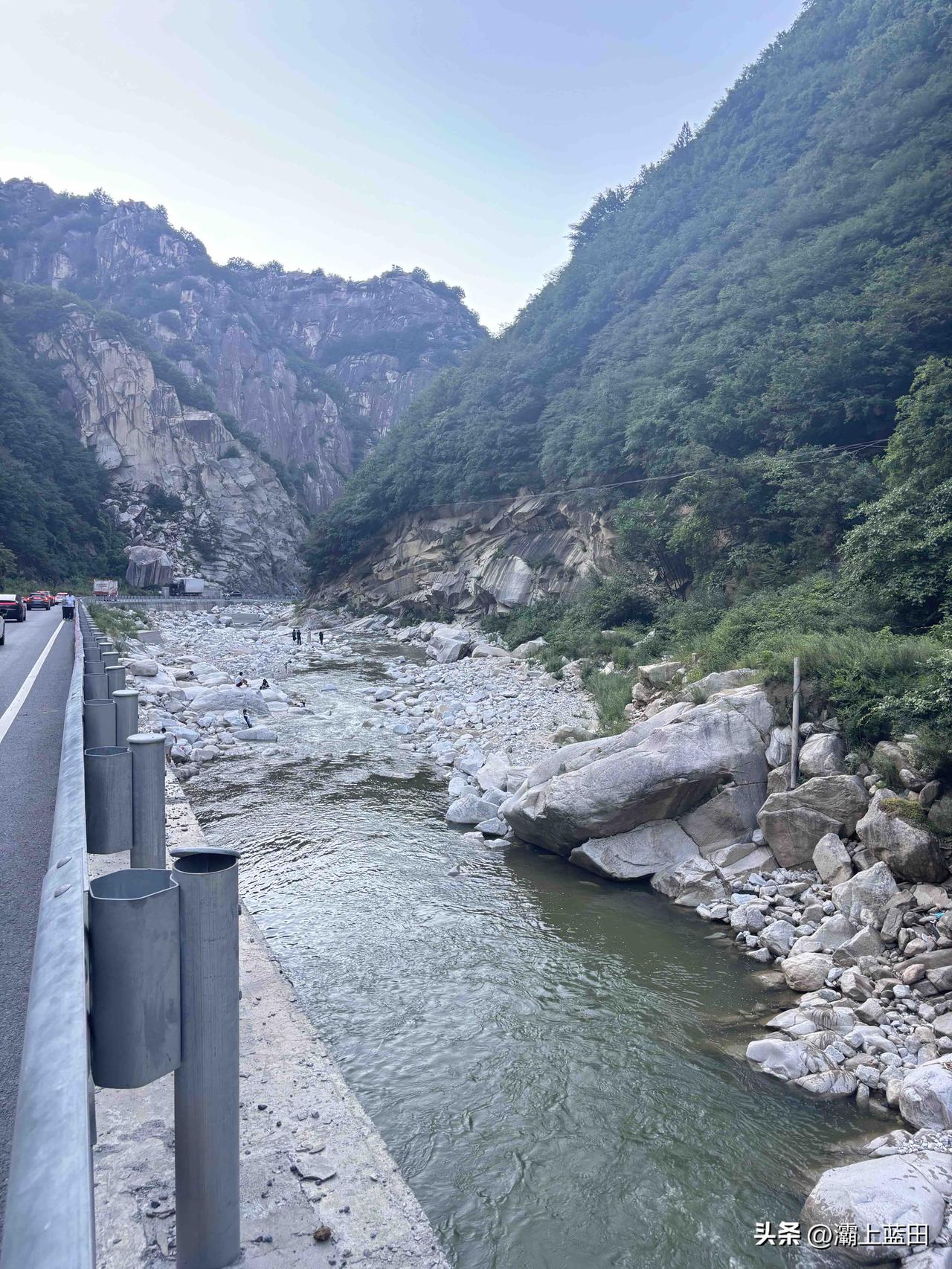312国道蓝田观音潭景区附近随拍，这河里水看着比较深，下去玩水要注意安全啊。