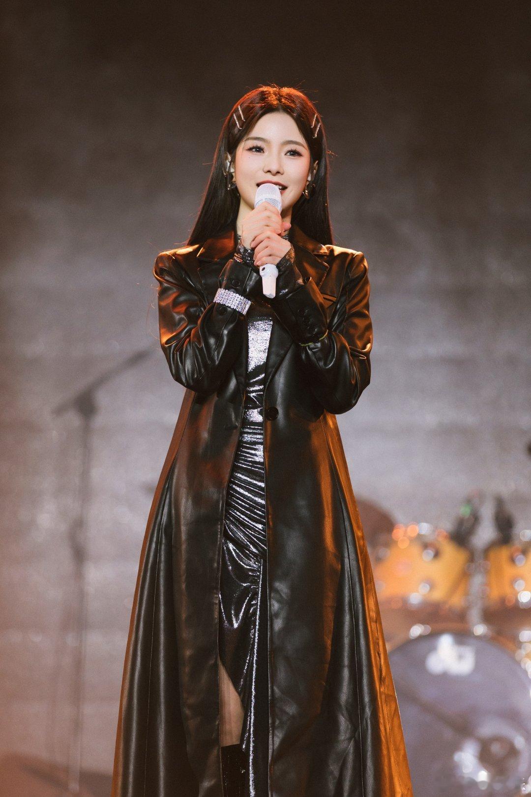 #硬糖少女303##陈卓璇# 今日份糖妹新鲜物料陈卓璇松兰山狂欢音乐节工作室更新