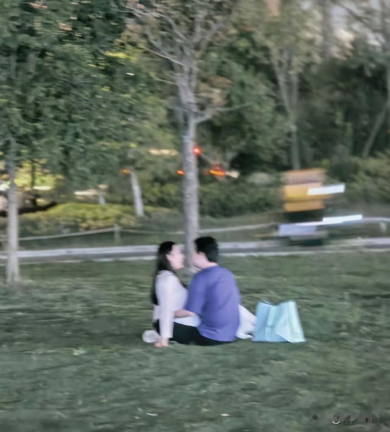 大白天，在众目睽睽之下你搂我抱，成何体统？难道你们面都不要吗？