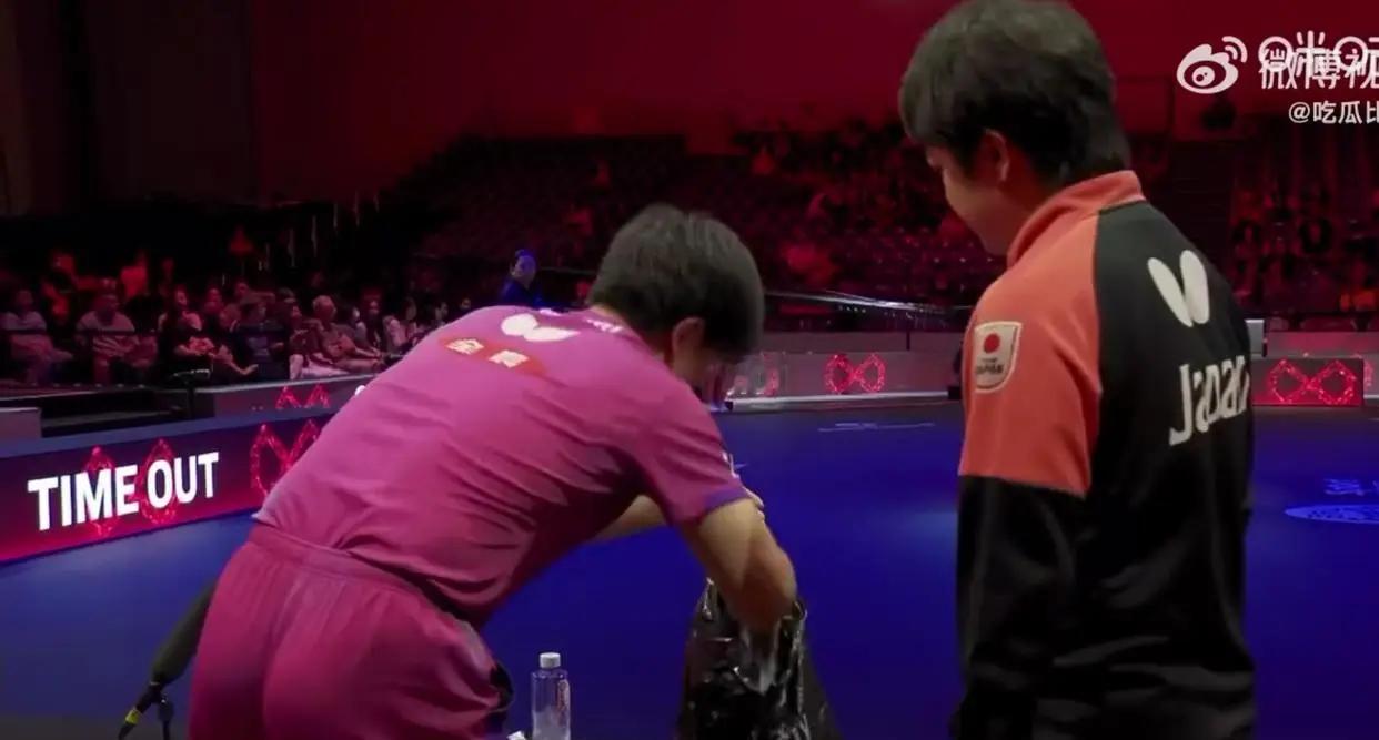 裁判都愣住了。9比7，张本智和领先时，突然被裁判叫停，原因不是技术问题，而是他穿