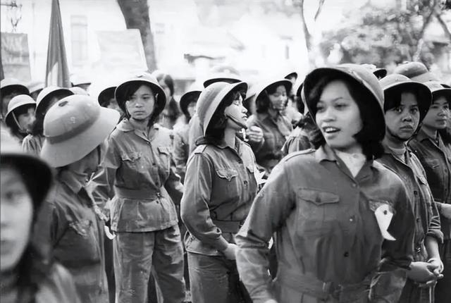 1979年，谅山战役前线，117名越南女兵成为我军俘虏后，被带往战俘管理所。当时