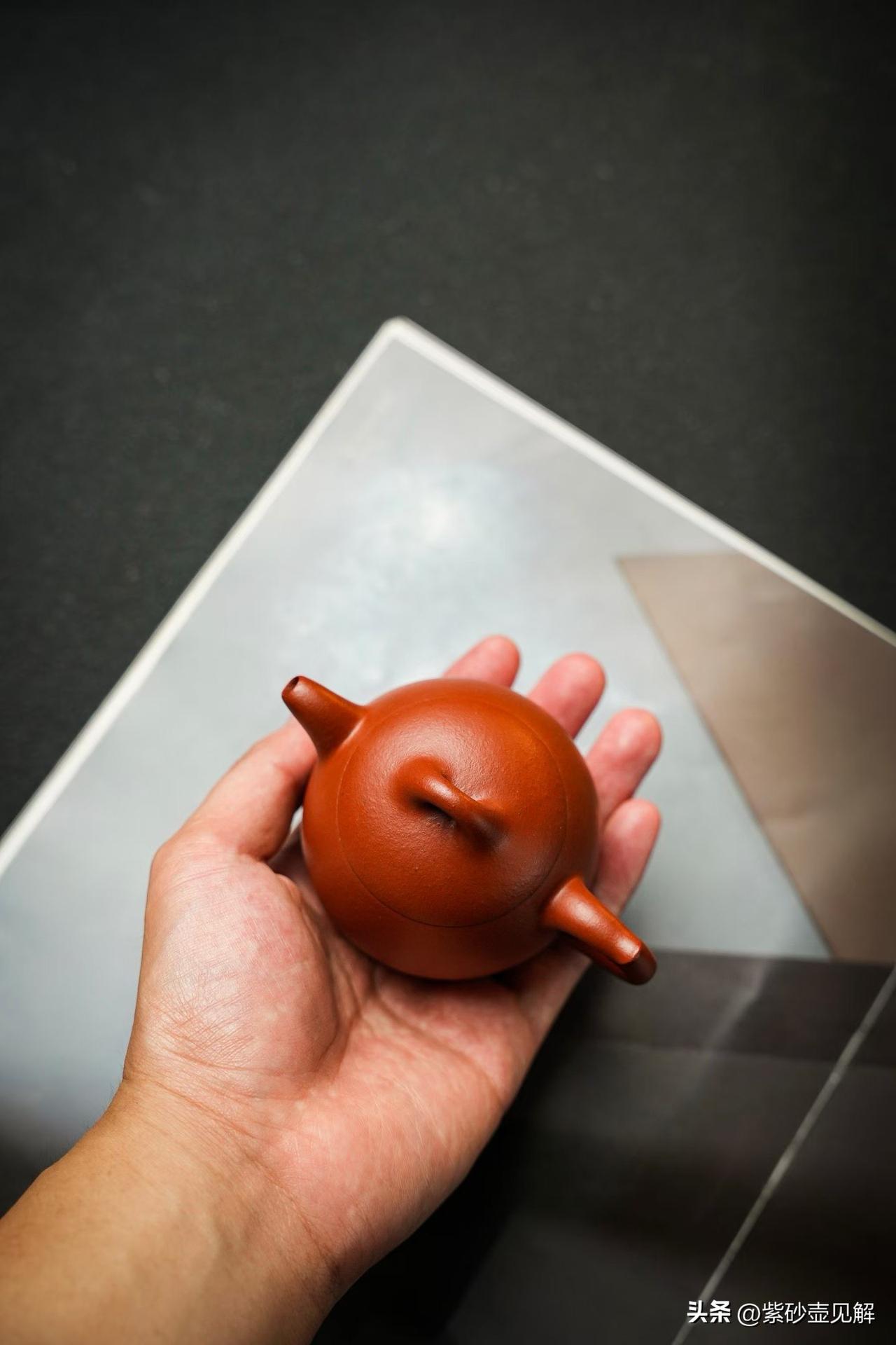 同一种紫砂泥，为什么有人做出来粗粝，有人做出来温润？
“阳羡溪头，异哉泥石，富贵