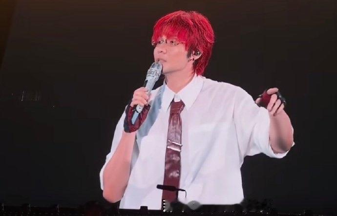 井柏然刘雯去看李荣浩演唱会，早春晴朗剧粉大破防，说这是在欺负纸片人不会说话，更直