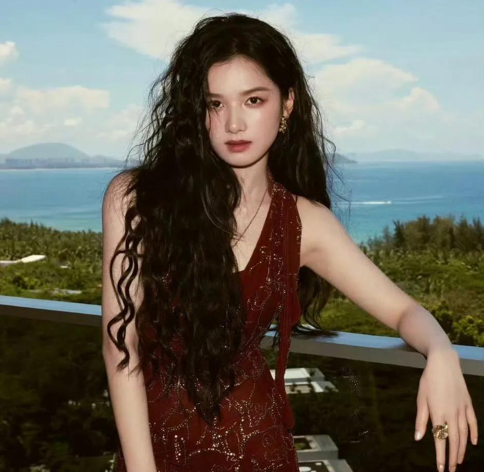 新生代三小花，谁会是下一个顶流？
张婧仪，之前我也get不到她，但现在我就觉得她