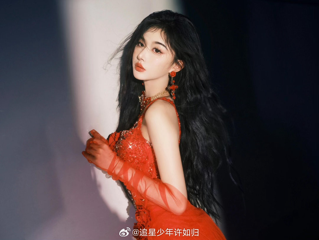 孔雪儿伟大的爱豆时期 镜头外的孔雪儿比屏幕里鲜活一百倍。当她沉浸舞台与镜头对视的