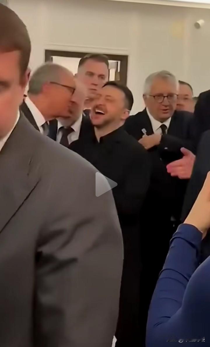 【欣喜若狂！】泽连斯基出访美国，出席企业活动时，不知这位美国人跟他说了什么，只见