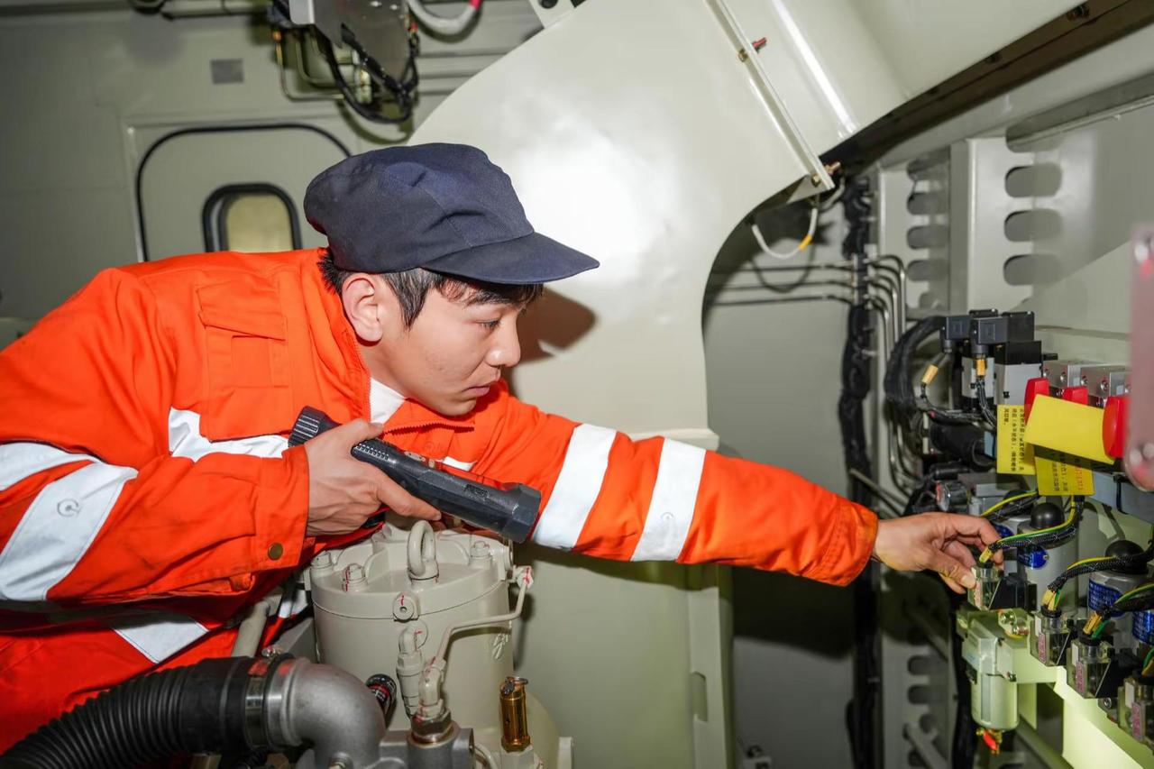 为保障冬季铁路运输安全，南铁南昌机务段持续强化机车整备质量管控，针对季节特点，重