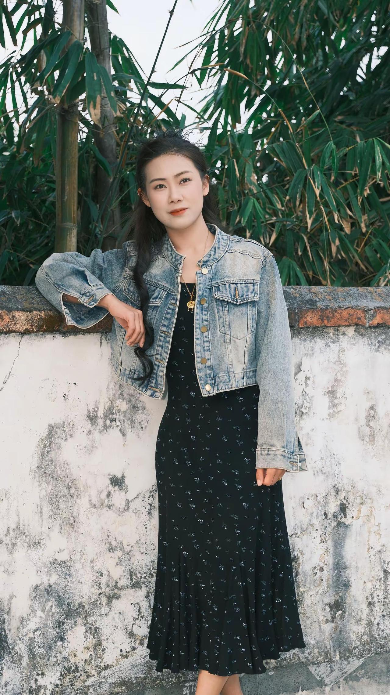 碎花裙搭配牛仔外套