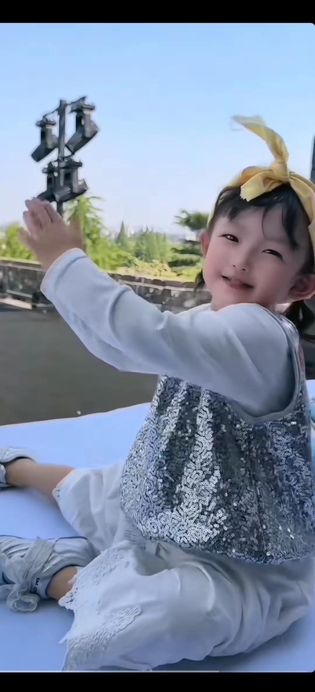 小小年纪气场直接封神！闪闪亮相中国国际时装周真的太让人惊喜了✨
 
不得不说有些