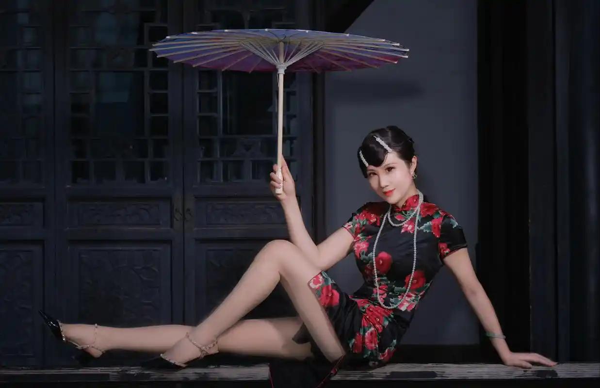 什么是旗袍？

旗袍溯源自满清八旗女子的传统服装，进入民国后，融合西洋服饰剪裁理