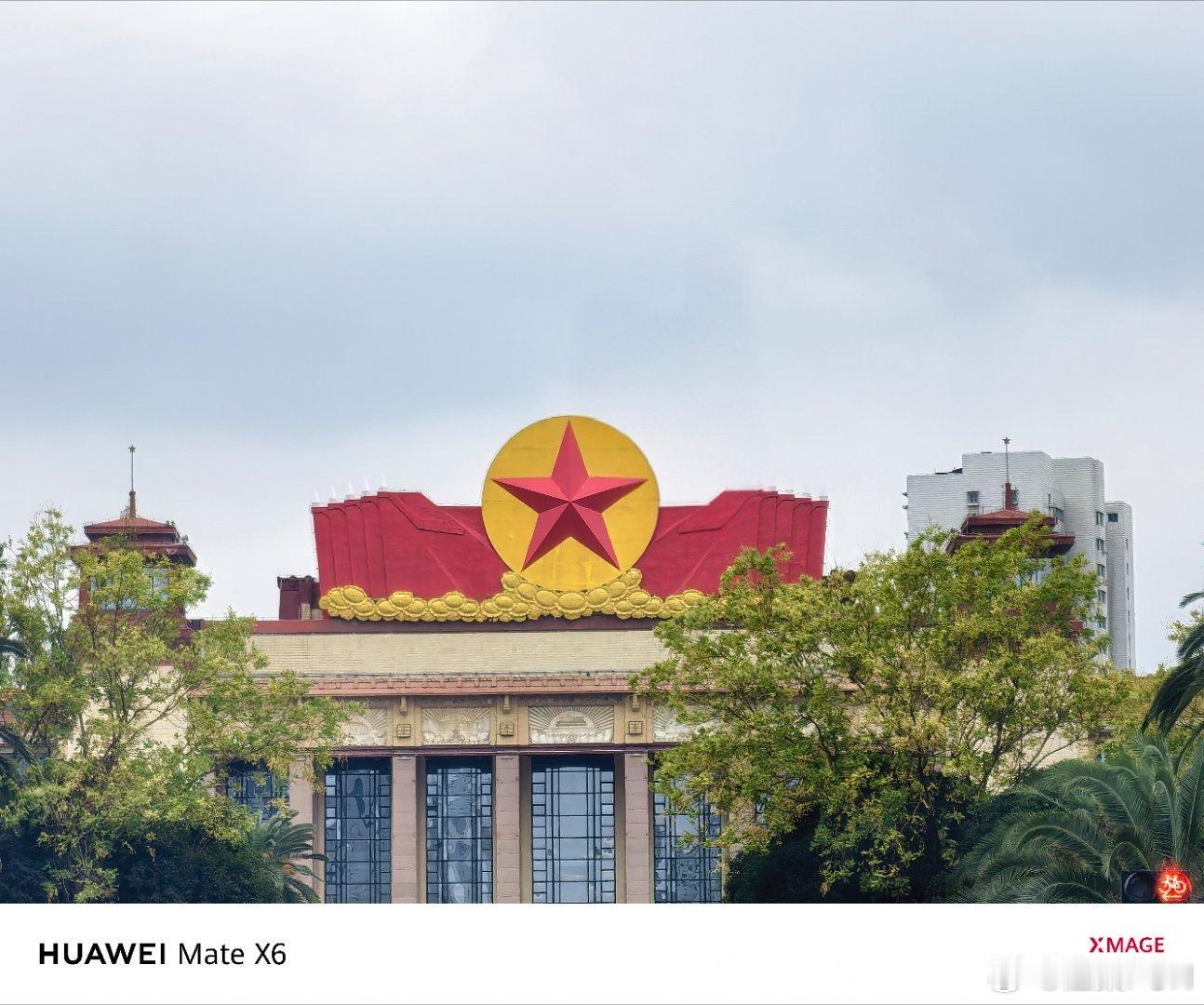 每天清晨都会经过南昌八一广场，都会看到大家来玩必会打卡的江西省展览馆，真是百看不