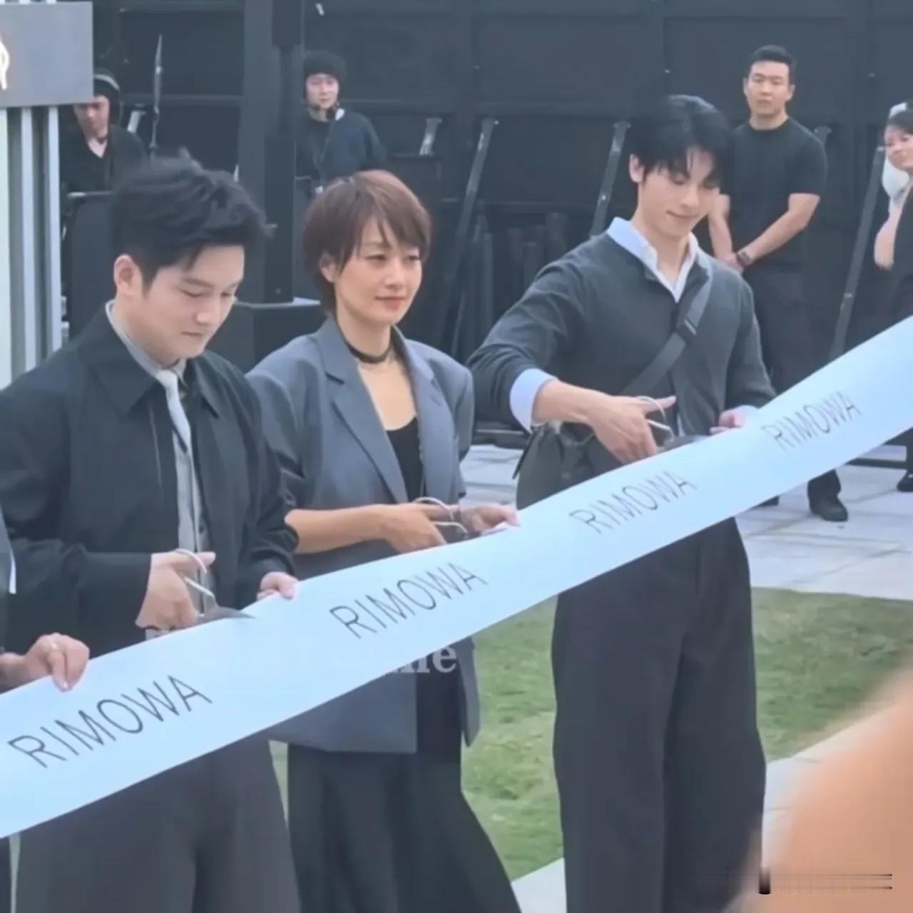 近日，马伊琍、樊振东、许光汉同台参加活动，三人用完剪刀后的不同动作，引发网友讨论