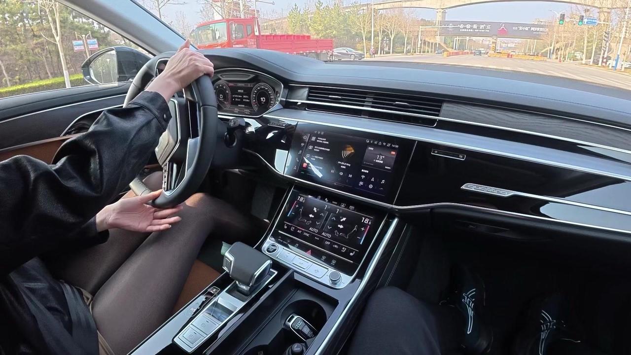 🎚️科技感拉满！全液晶仪表盘+中控大屏，换挡拨片一挂，推背感立马来。晚上开车自