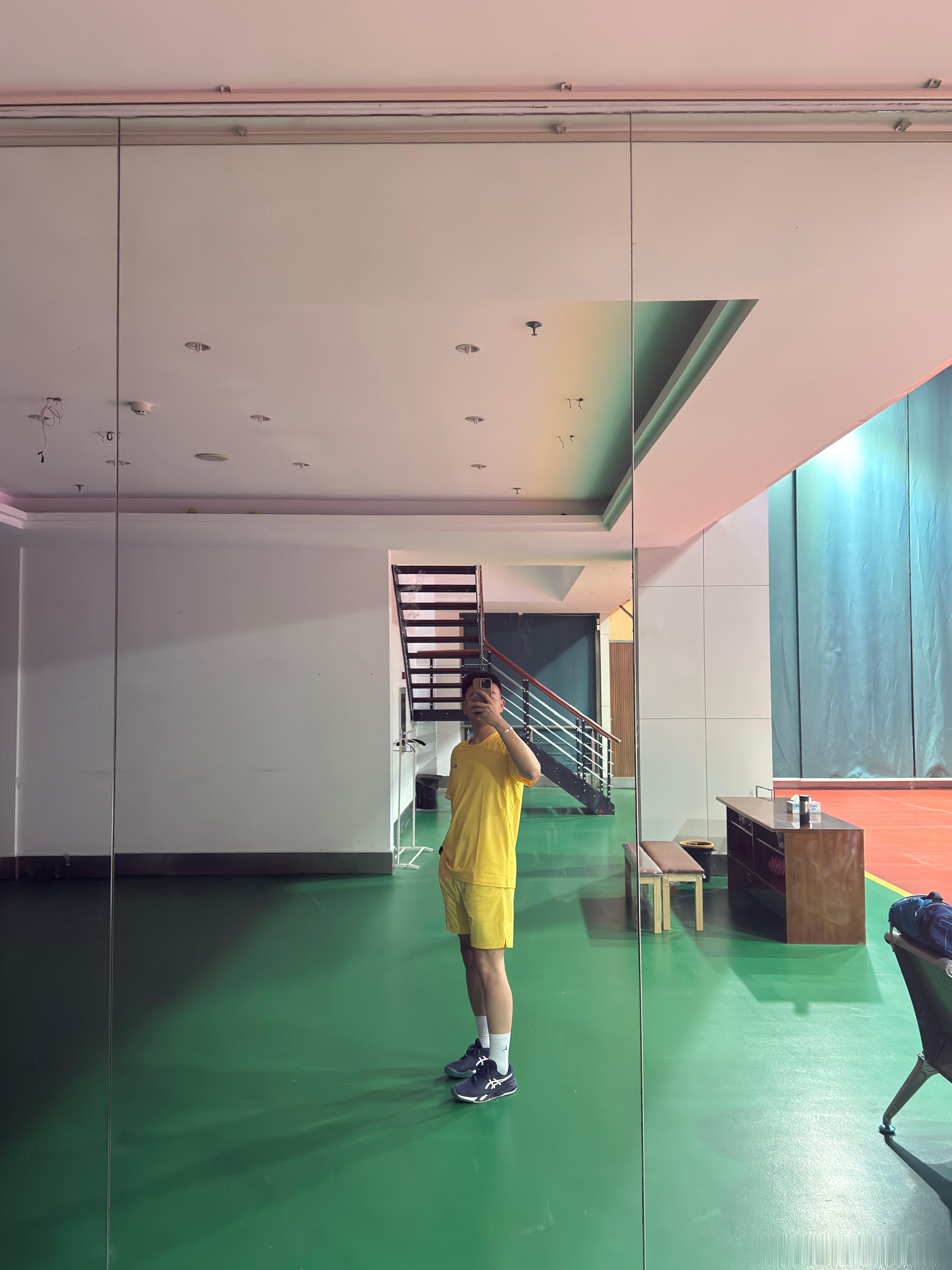 一个人独享😮💨，约的人临时都不来了，来了一个拉了一会儿也走了，只能练发球了。